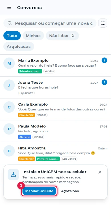 Celular com a lista de conversas e o aviso Instale o UniCRM no seu celular