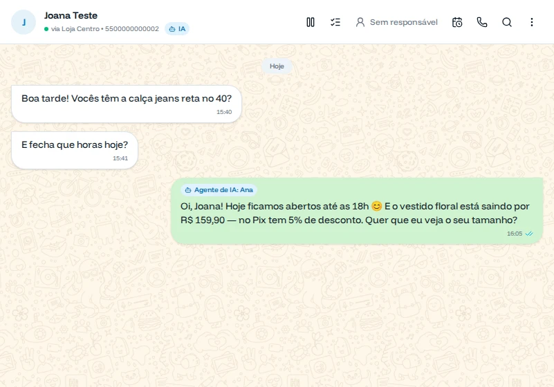 Agente de IA respondendo uma cliente no WhatsApp, com o selo de IA na mensagem